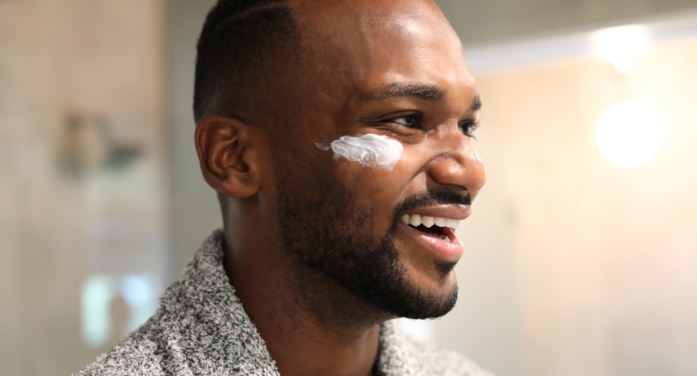 pFM-Blog Gesichtspflegeroutinen für Männer Gesichtscreme auf dem Gesicht des Mannes